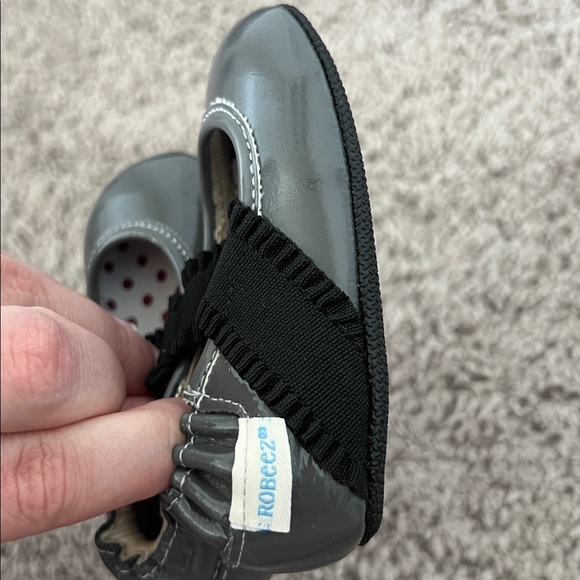 Robeez Grey Patent Leather Infant Flats - Picture 4 of 6